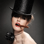 Девушка в цилиндре с дымящей сигарой