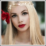 Блондинка с красным цветком