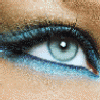 Глаз девушки с голубыми тенями